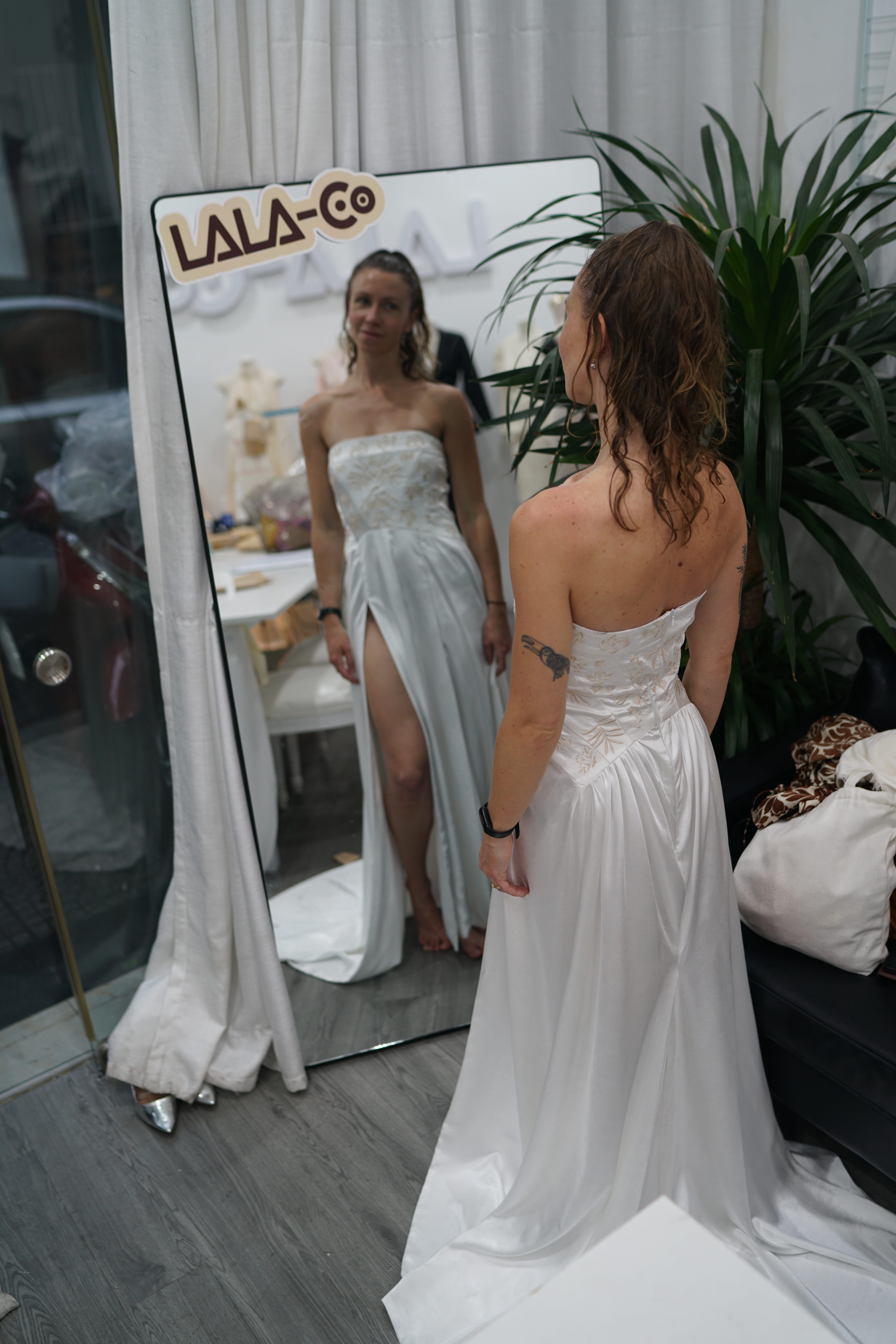 A WEDDING DRESS THAT “UNDERSTANDS” THE BRIDE’S BODY